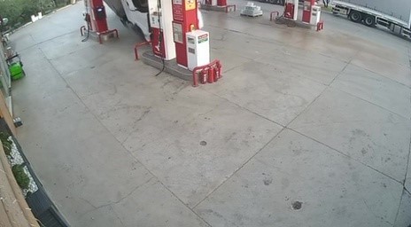 Kömür yüklü tır benzinliğe böyle daldı...Markette alışveriş yapan 2 çocuk babası hayatını kaybetti