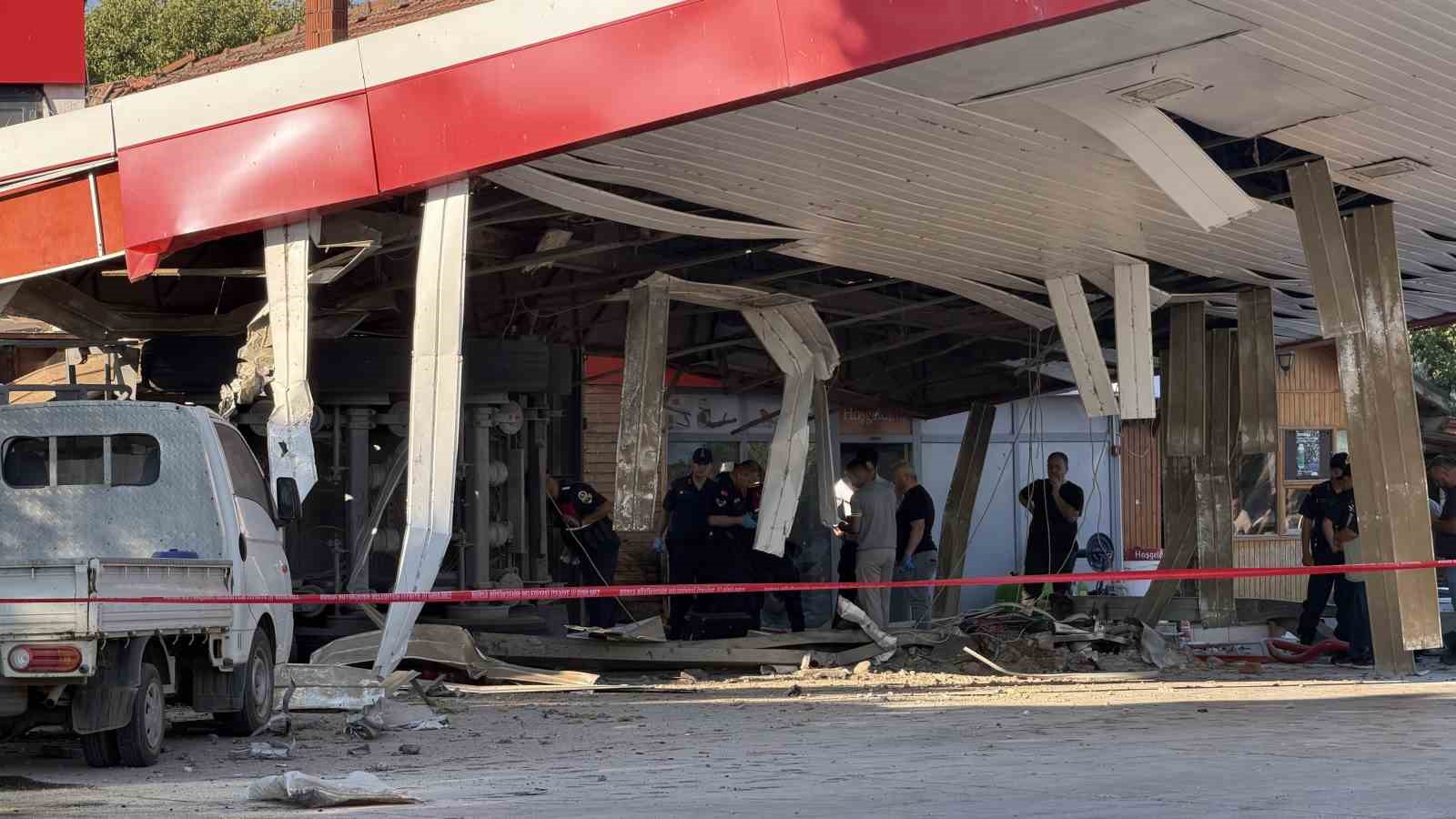 Kömür yüklü tır benzinliğe böyle daldı...Markette alışveriş yapan 2 çocuk babası hayatını kaybetti