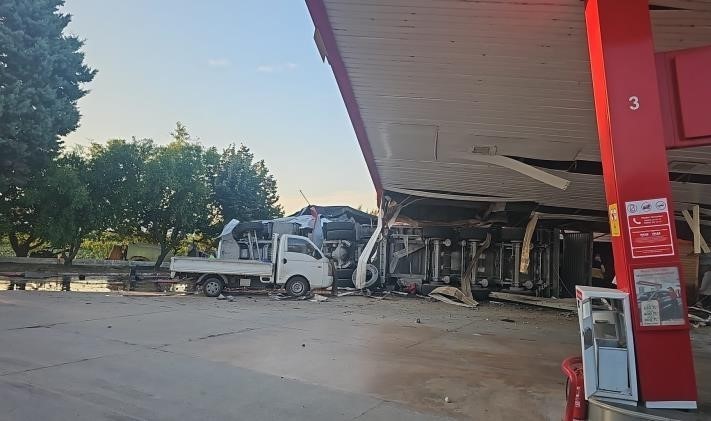 Kömür yüklü tır benzinliğe böyle daldı...Markette alışveriş yapan 2 çocuk babası hayatını kaybetti