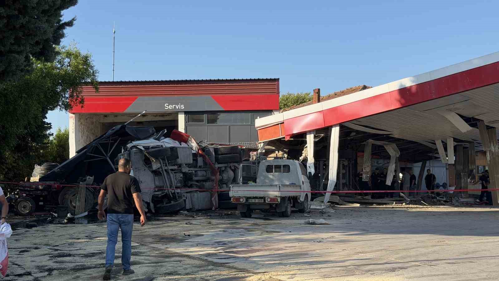 Kömür yüklü tır benzinliğe böyle daldı...Markette alışveriş yapan 2 çocuk babası hayatını kaybetti
