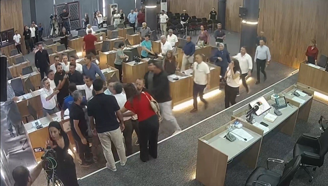 CHP’li belediye başkanının AK Partili meclis üyesinin üzerine yürüdüğü anlar kamerada