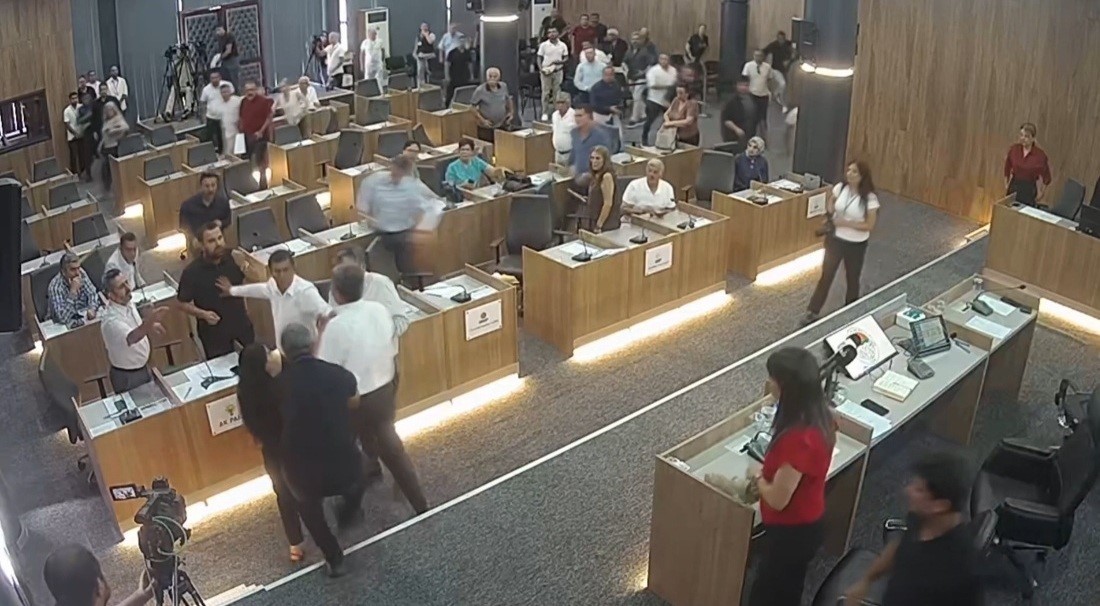 CHP’li belediye başkanının AK Partili meclis üyesinin üzerine yürüdüğü anlar kamerada
