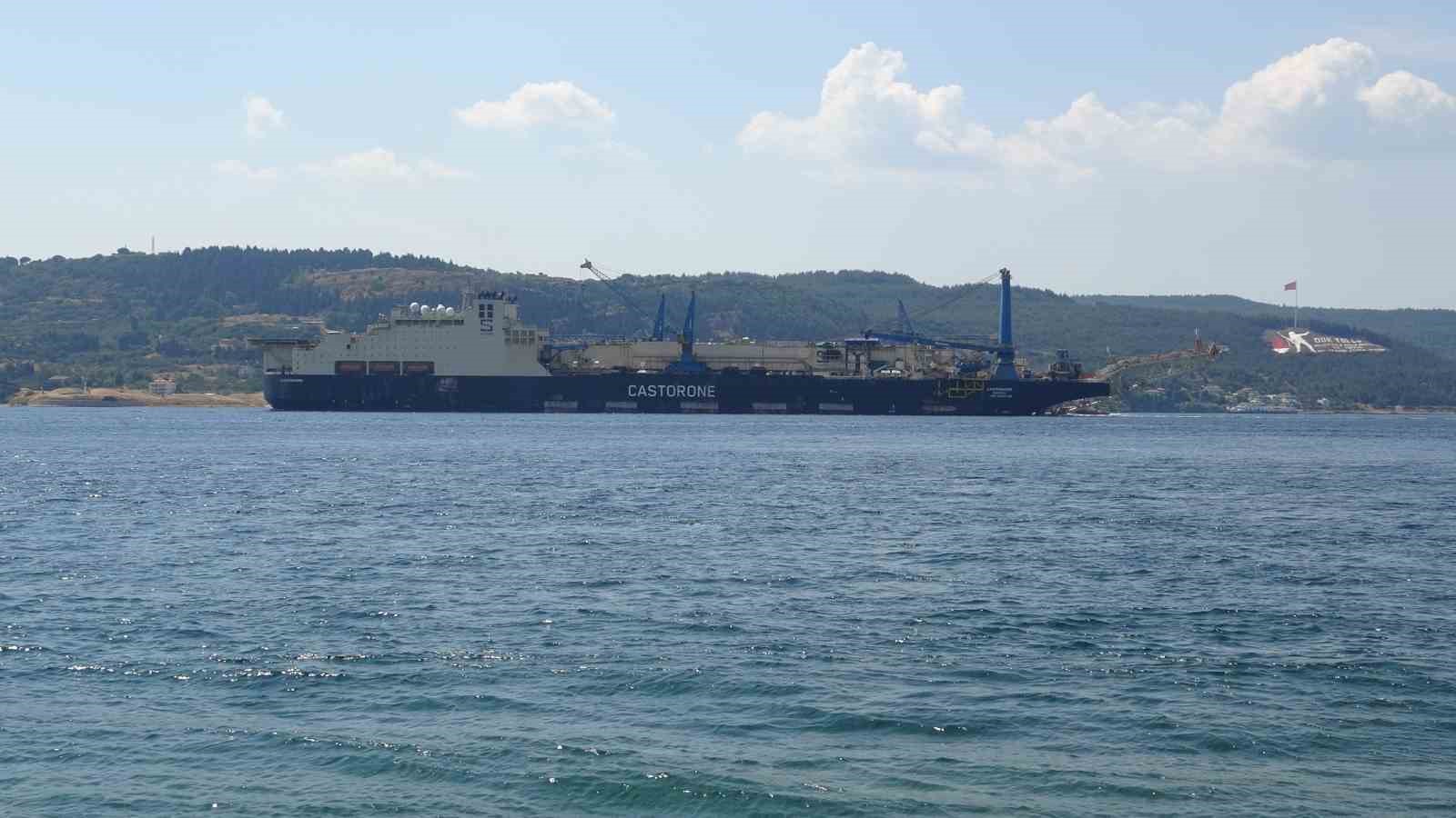 Dev boru döşeme gemisi ’Castorone’ Çanakkale Boğazı’ndan geçti
