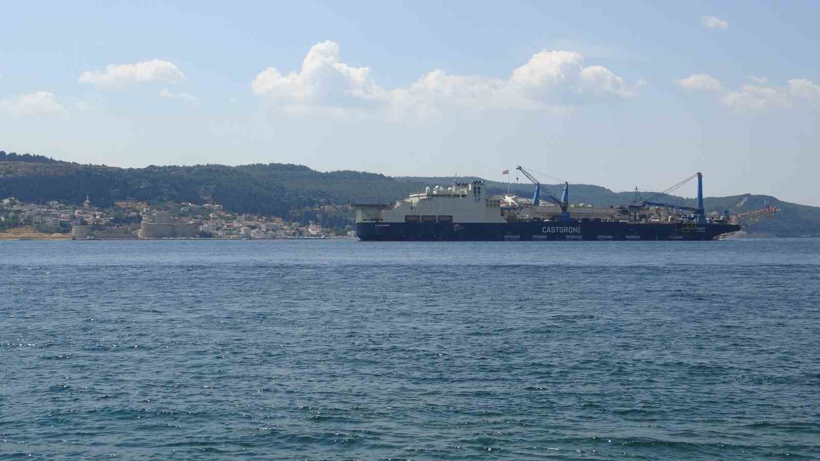 Dev boru döşeme gemisi ’Castorone’ Çanakkale Boğazı’ndan geçti