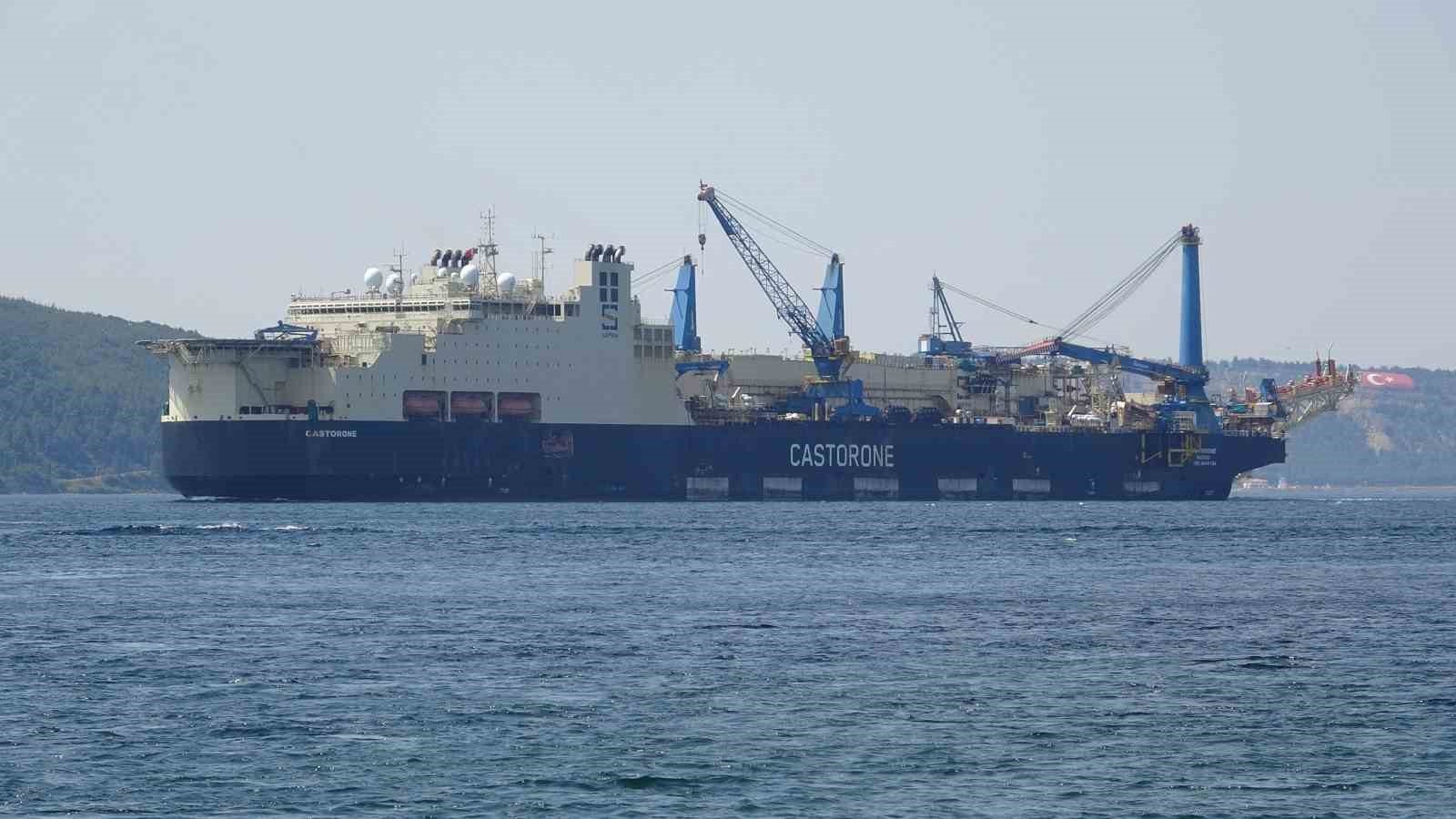 Dev boru döşeme gemisi ’Castorone’ Çanakkale Boğazı’ndan geçti
