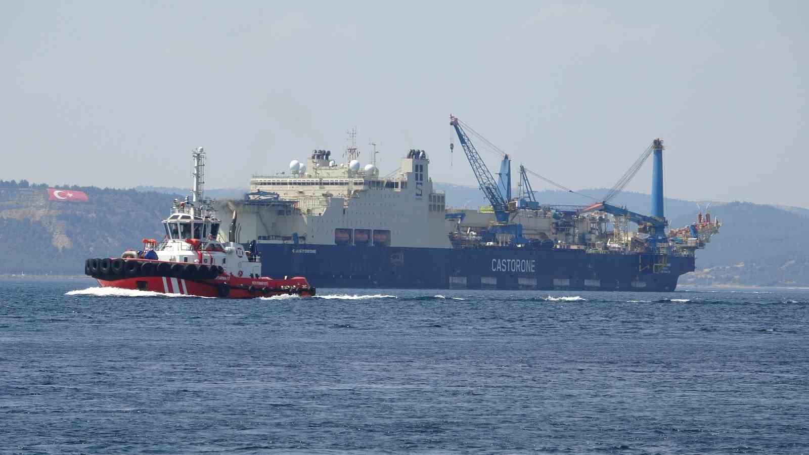 Dev boru döşeme gemisi ’Castorone’ Çanakkale Boğazı’ndan geçti