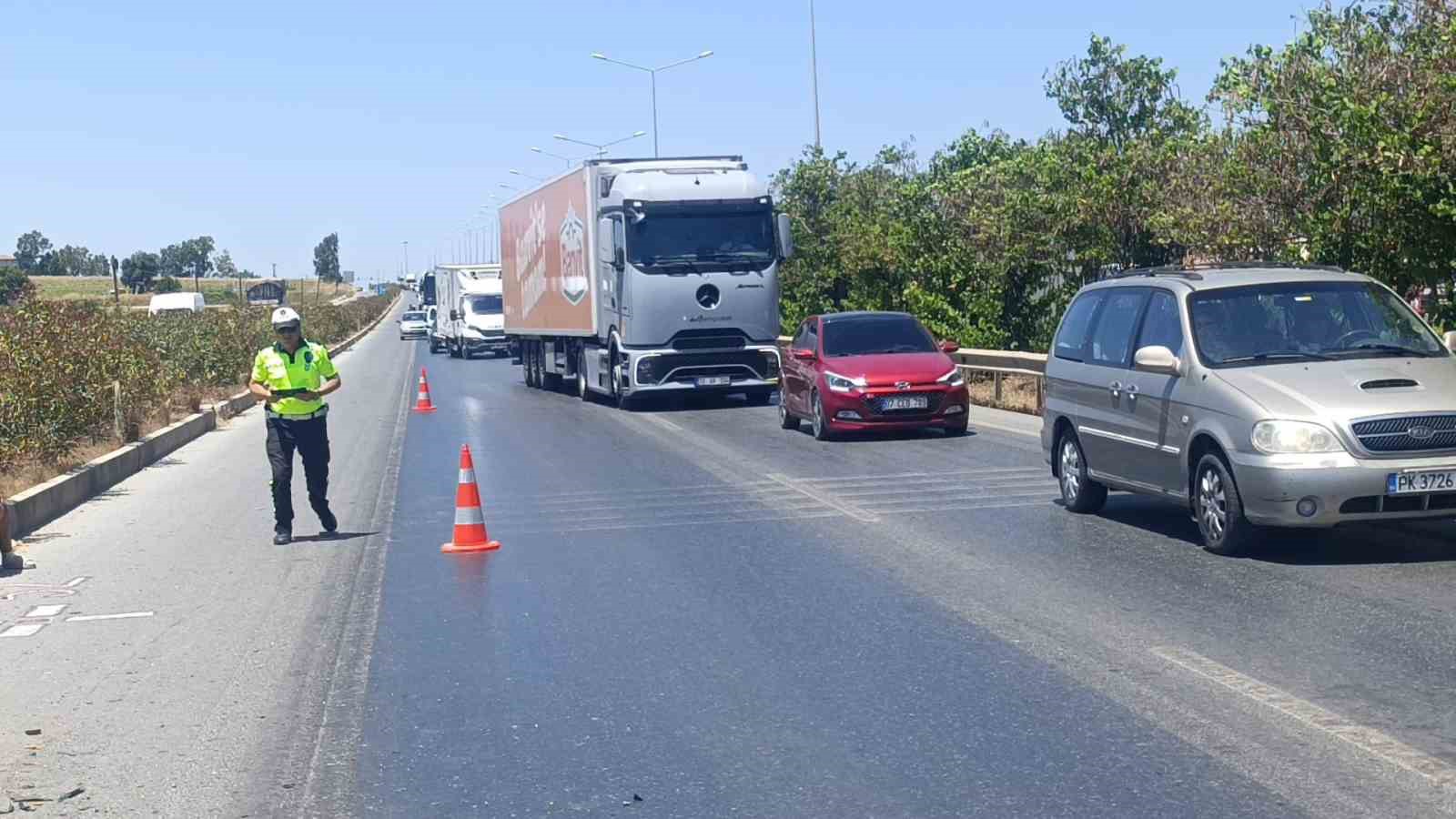 Kamyonun çarptığı Fiat Tofaş hurdaya döndü: Camdan dışarı atlayan sürücü hafif yaralı olarak kurtuldu