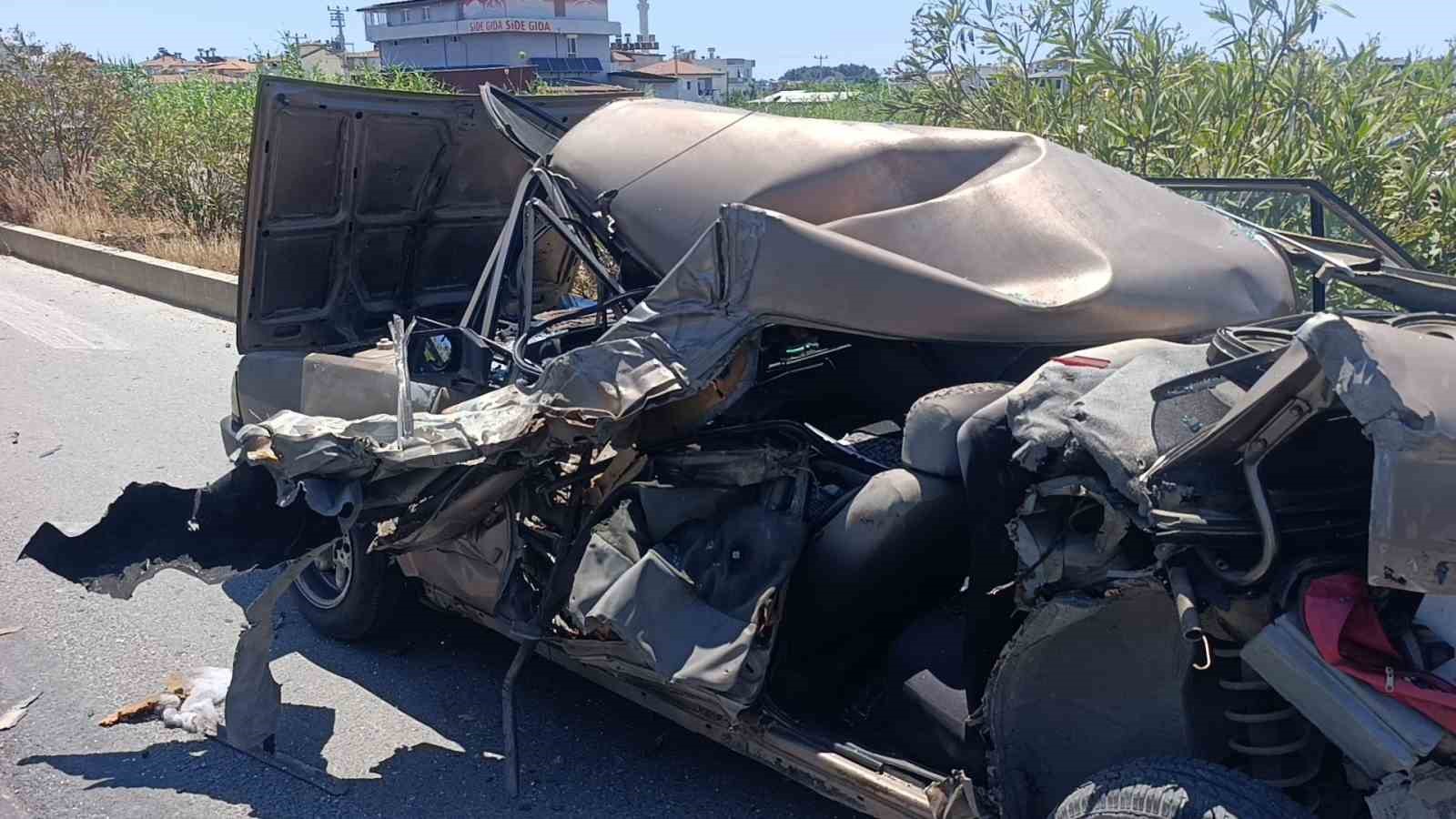 Kamyonun çarptığı Fiat Tofaş hurdaya döndü: Camdan dışarı atlayan sürücü hafif yaralı olarak kurtuldu