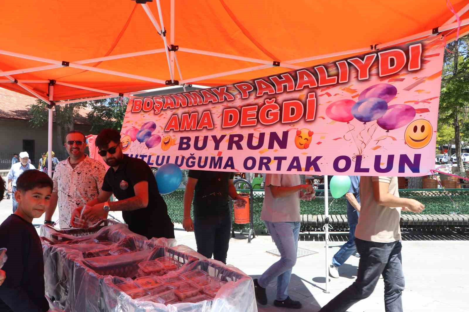 Karaman’da 11 yıllık evliliği sona eren gurbetçi, lokma dağıtarak boşanmasını kutladı