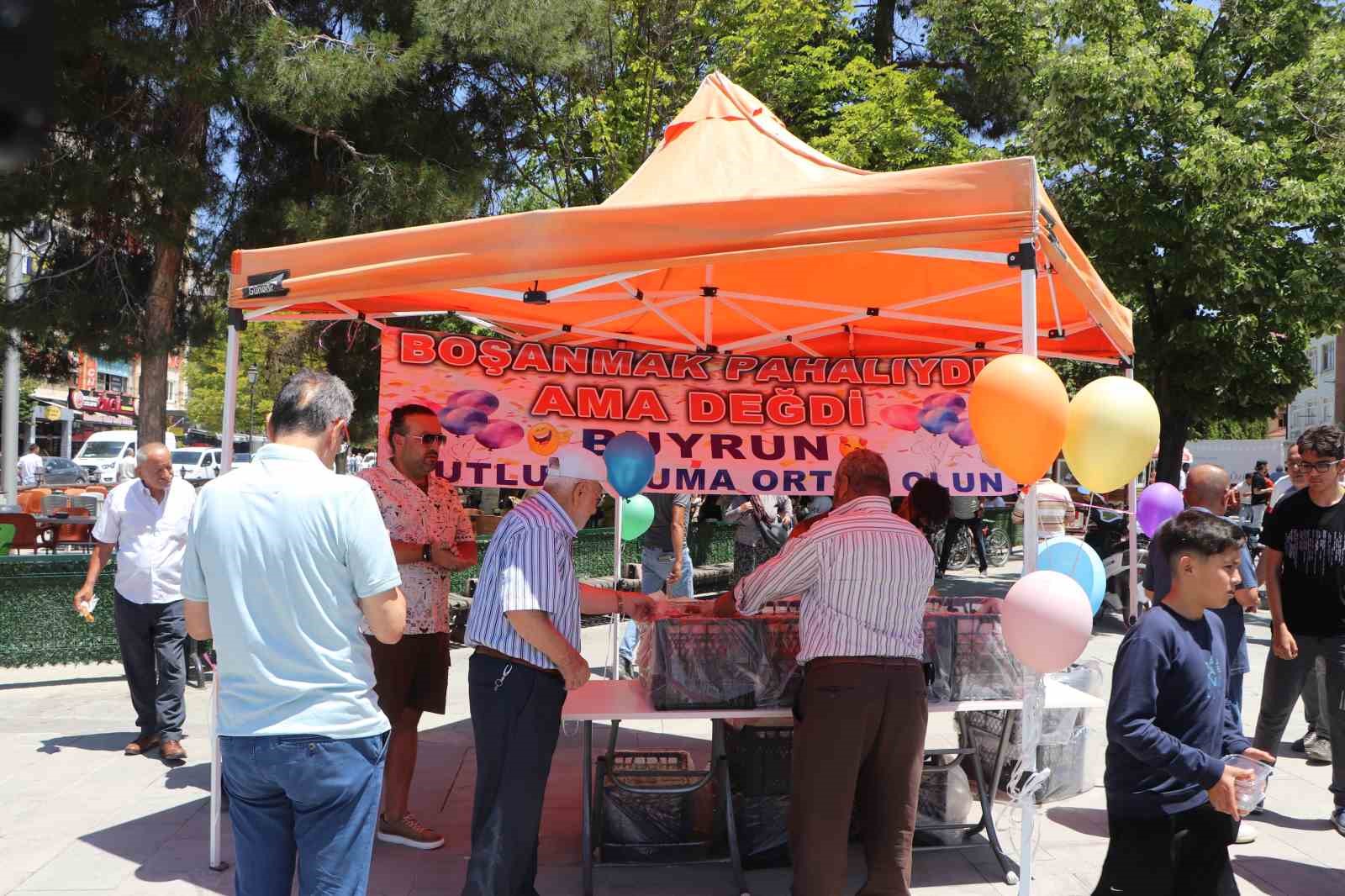 Karaman’da 11 yıllık evliliği sona eren gurbetçi, lokma dağıtarak boşanmasını kutladı