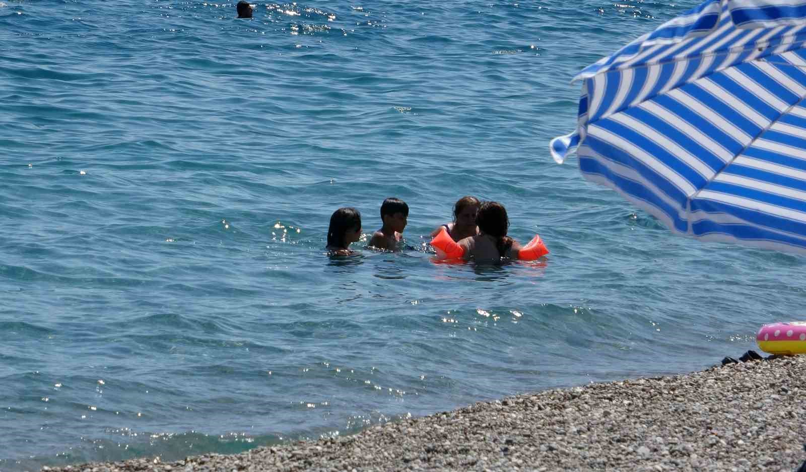 Termometrelerin 43 dereceyi gösterdiği Antalya’da sahiller doldu