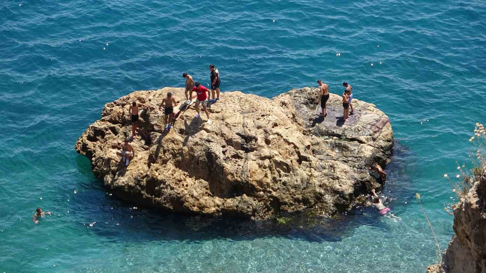 Termometrelerin 43 dereceyi gösterdiği Antalya’da sahiller doldu