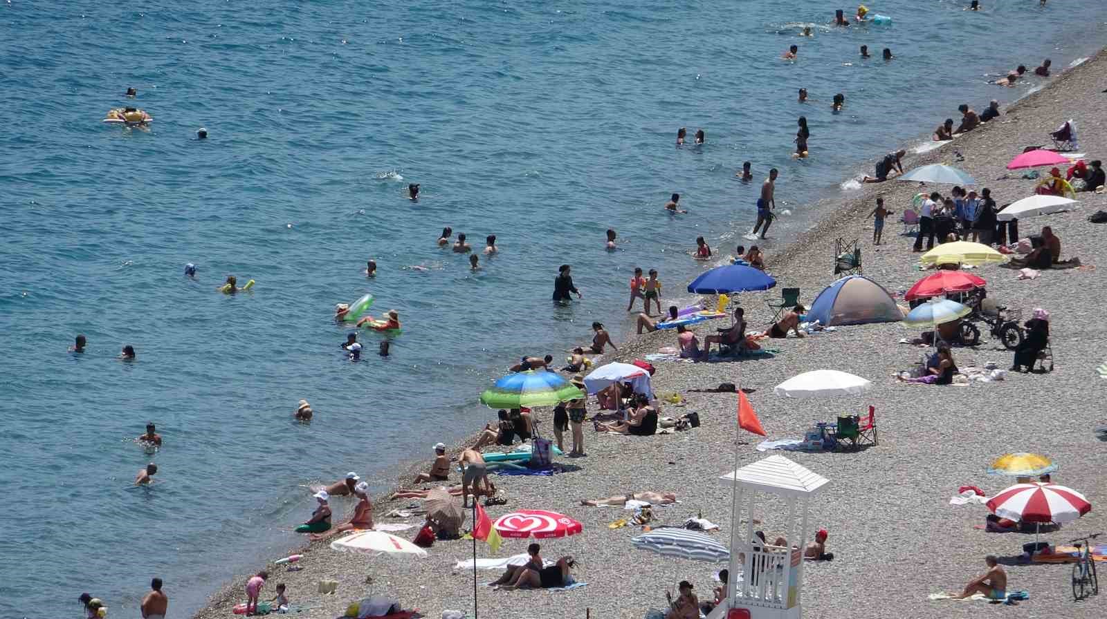 Termometrelerin 43 dereceyi gösterdiği Antalya’da sahiller doldu