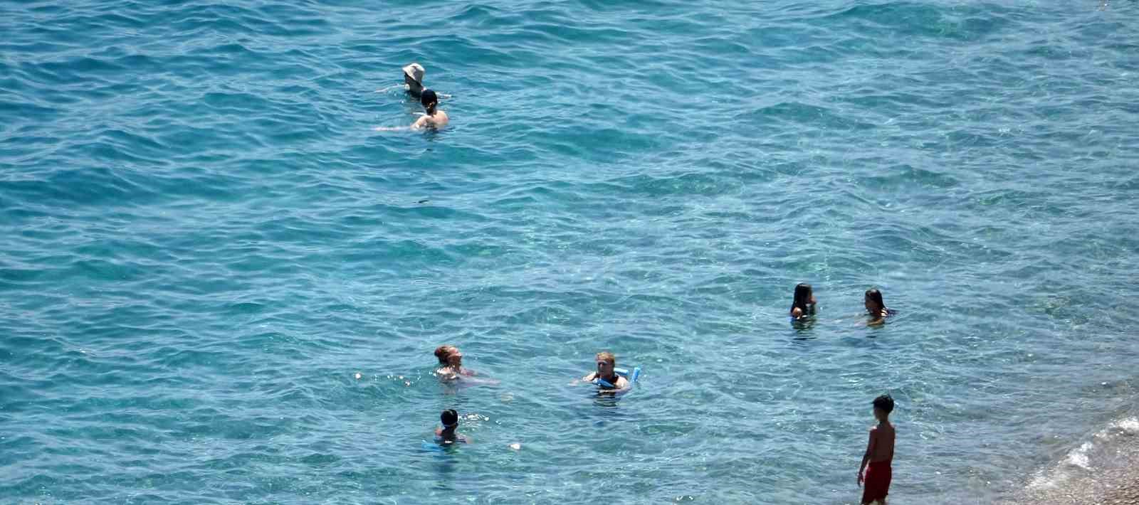 Termometrelerin 43 dereceyi gösterdiği Antalya’da sahiller doldu