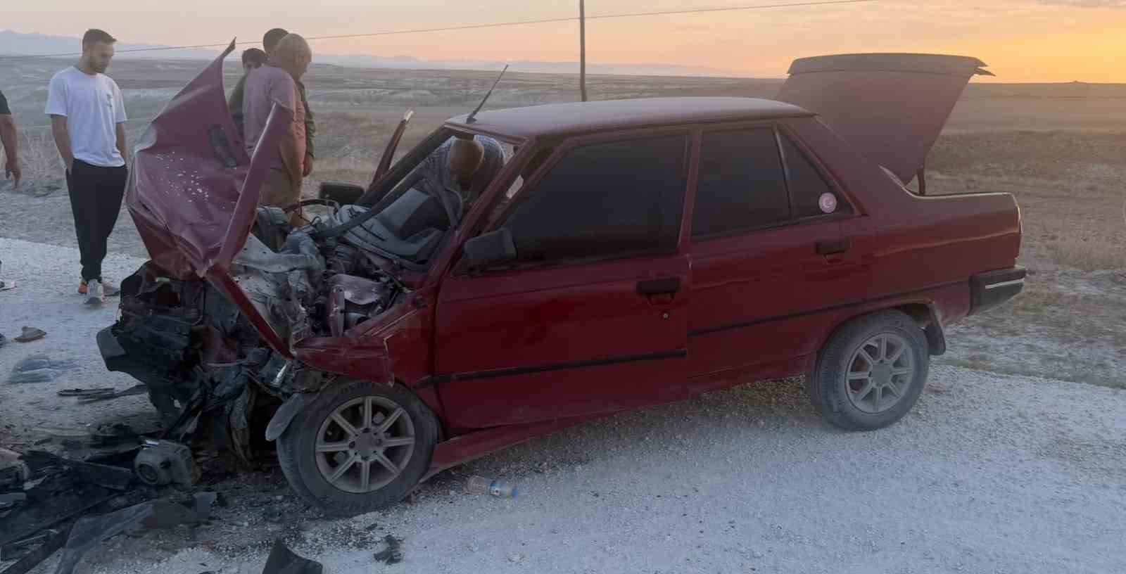 Eskişehir’de iki araç kafa kafaya çarpıştı: 1’i ağır 3 yaralı