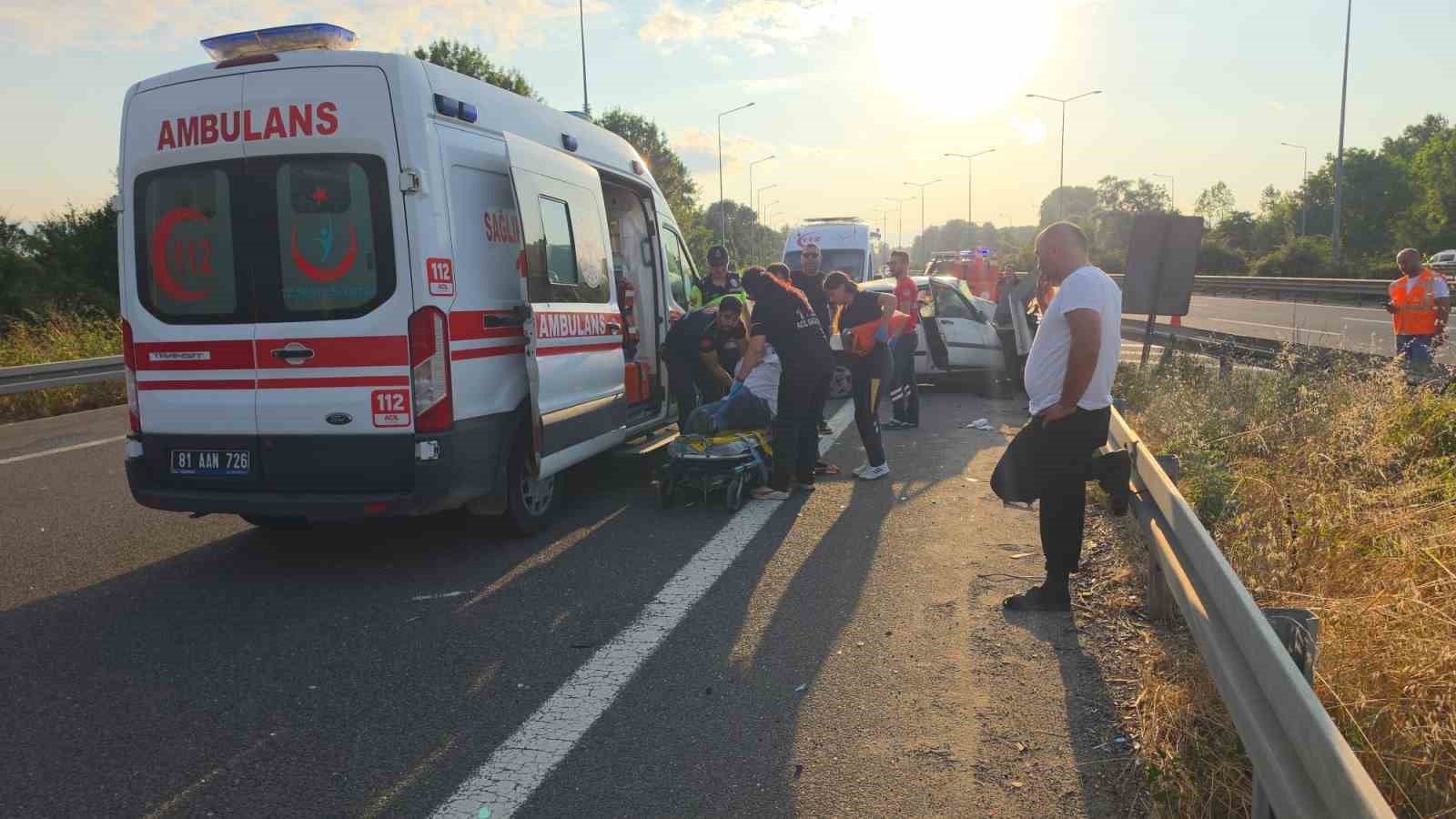 Otomobil bariyerlere saplandı: 3 yaralı