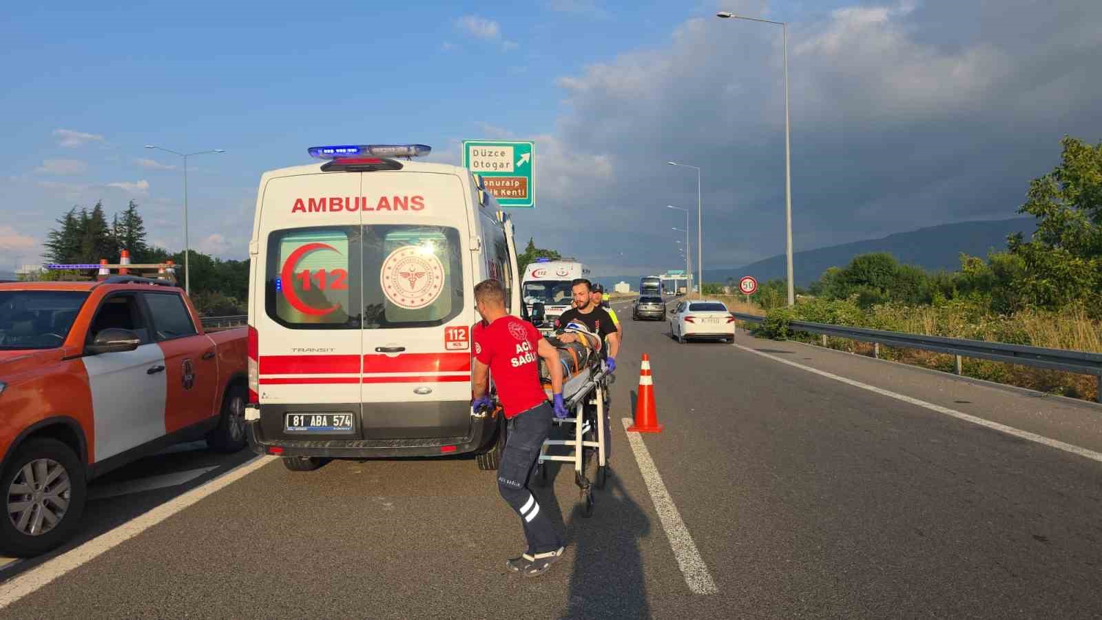 Otomobil bariyerlere saplandı: 3 yaralı