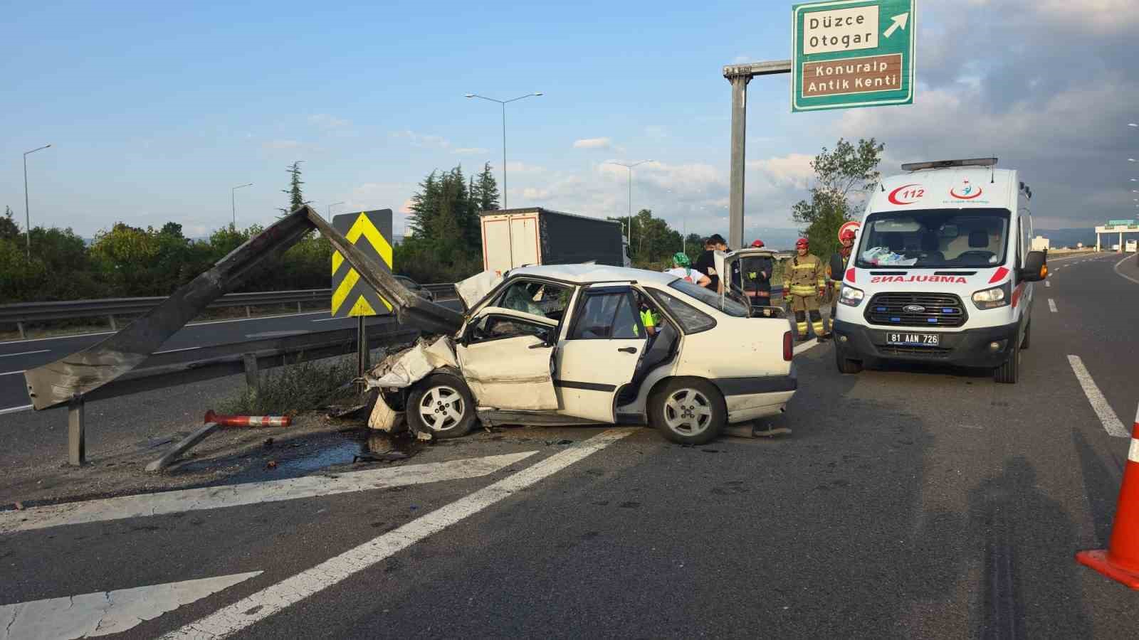 Otomobil bariyerlere saplandı: 3 yaralı