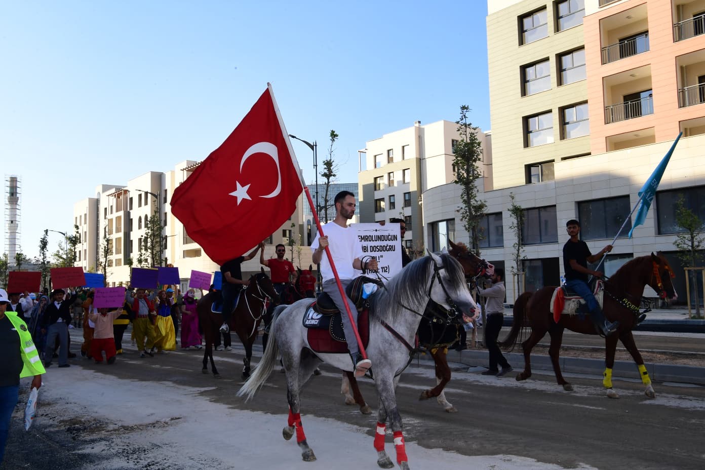 Kayısı Festivali kortej yürüyüşü coşkuyla yapıldı