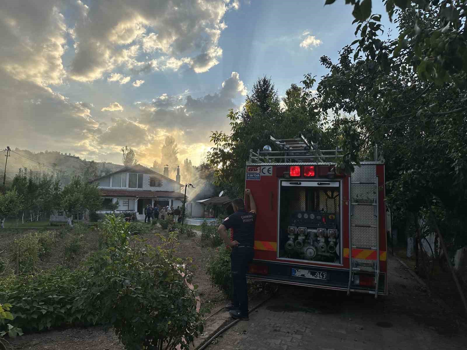 Bahçede çıkan yangın kömürlüğü küle çevirdi