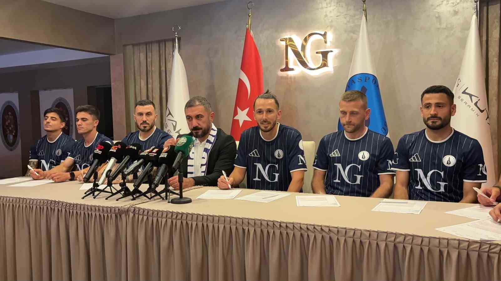 Kütahyaspor 9 futbolcuyla sözleşme imzaladı