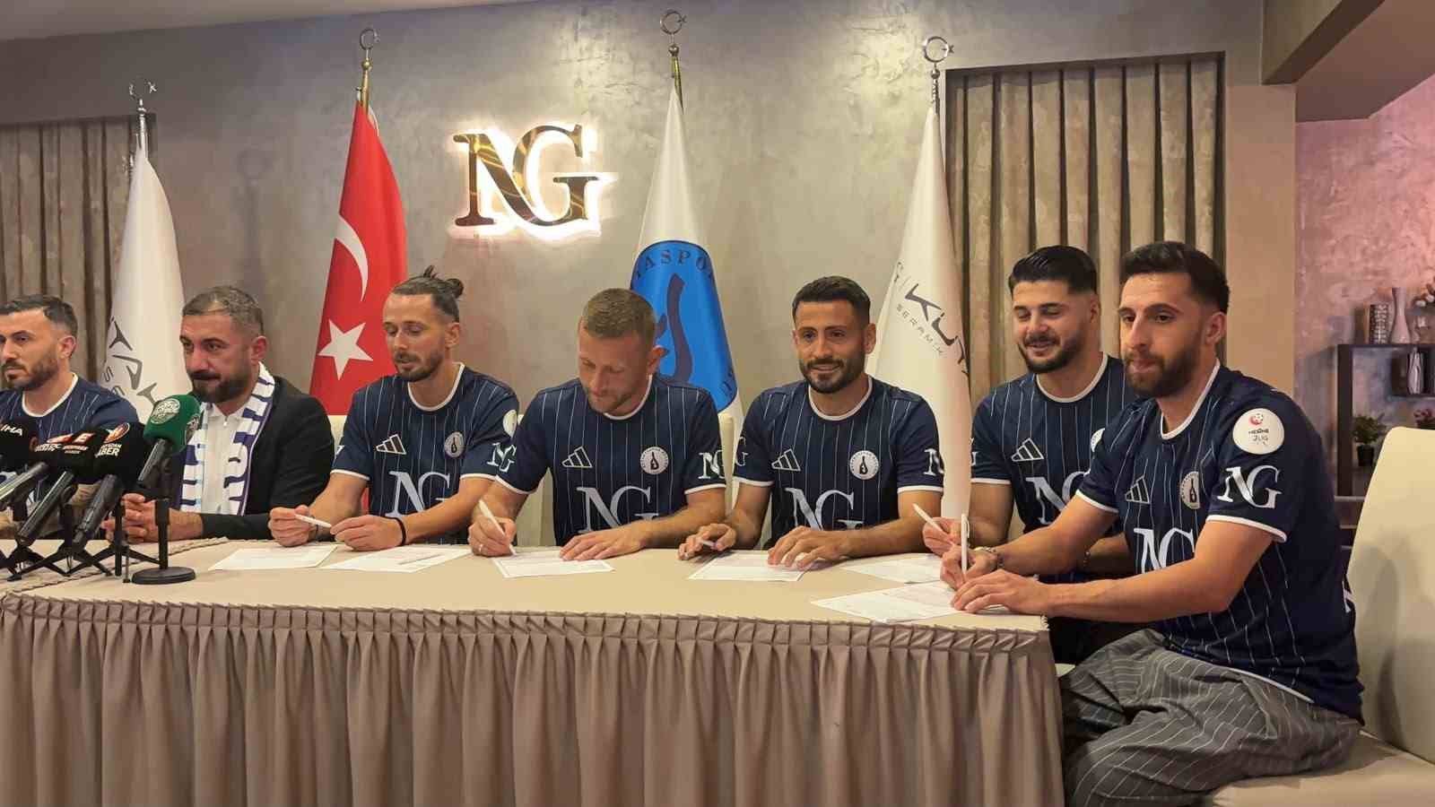 Kütahyaspor 9 futbolcuyla sözleşme imzaladı