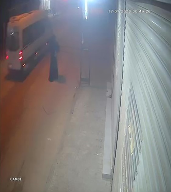 Tanınmamak için kadın kılığına girip silahlı saldırı düzenledi