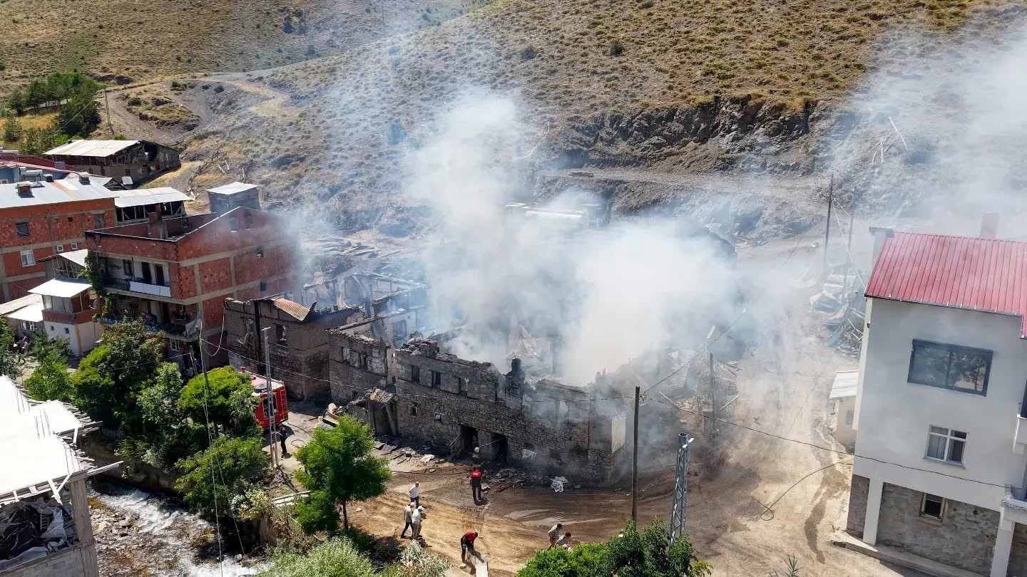 Bayburt’ta çıkan yangında hasar gören 5 ev ve 3 samanlık havadan görüntülendi