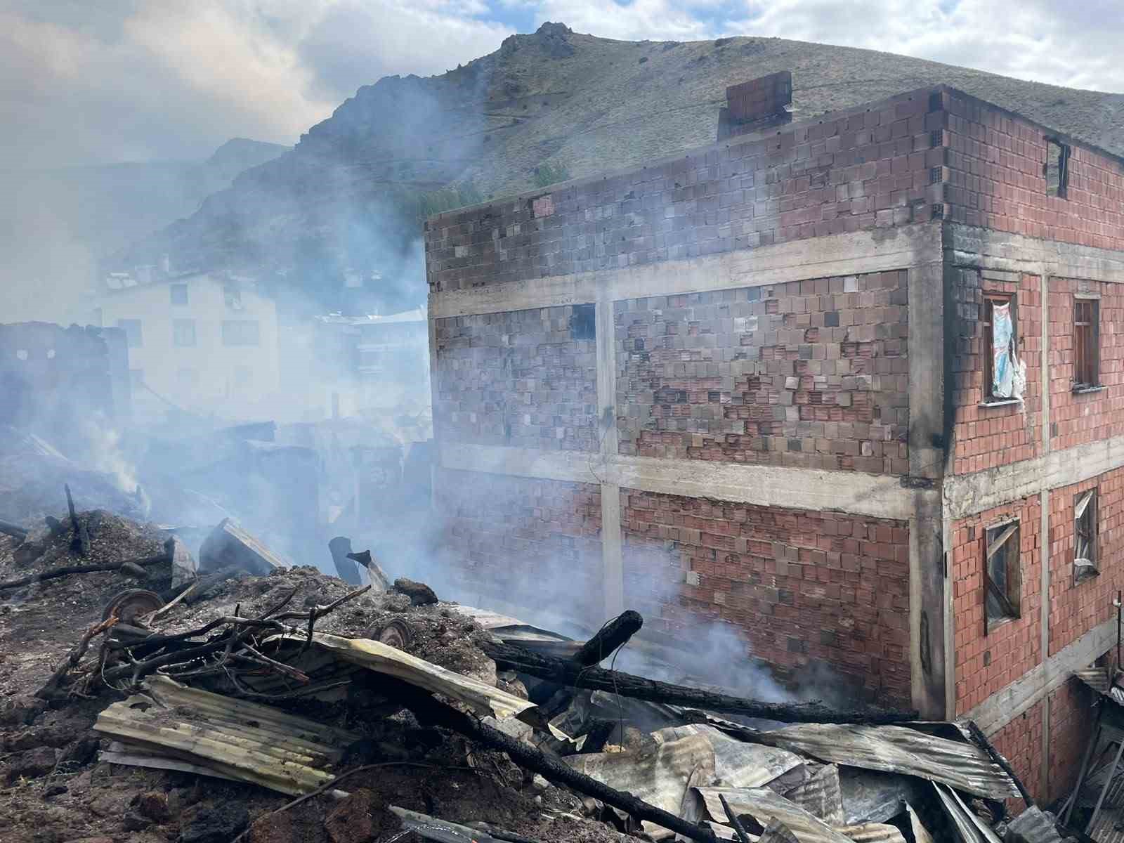 Bayburt’ta çıkan yangında hasar gören 5 ev ve 3 samanlık havadan görüntülendi
