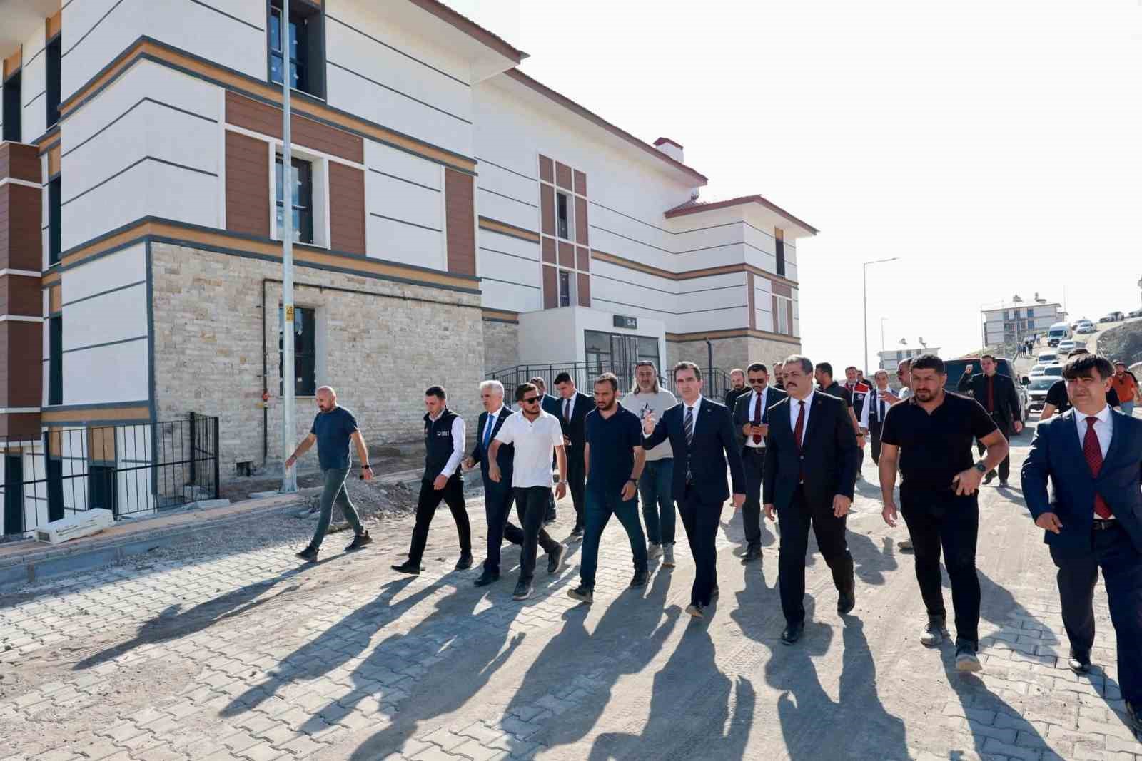 Vali Karakaya, Ahlat’taki Ahıskalı Türkleri TOKİ konutlarını inceledi