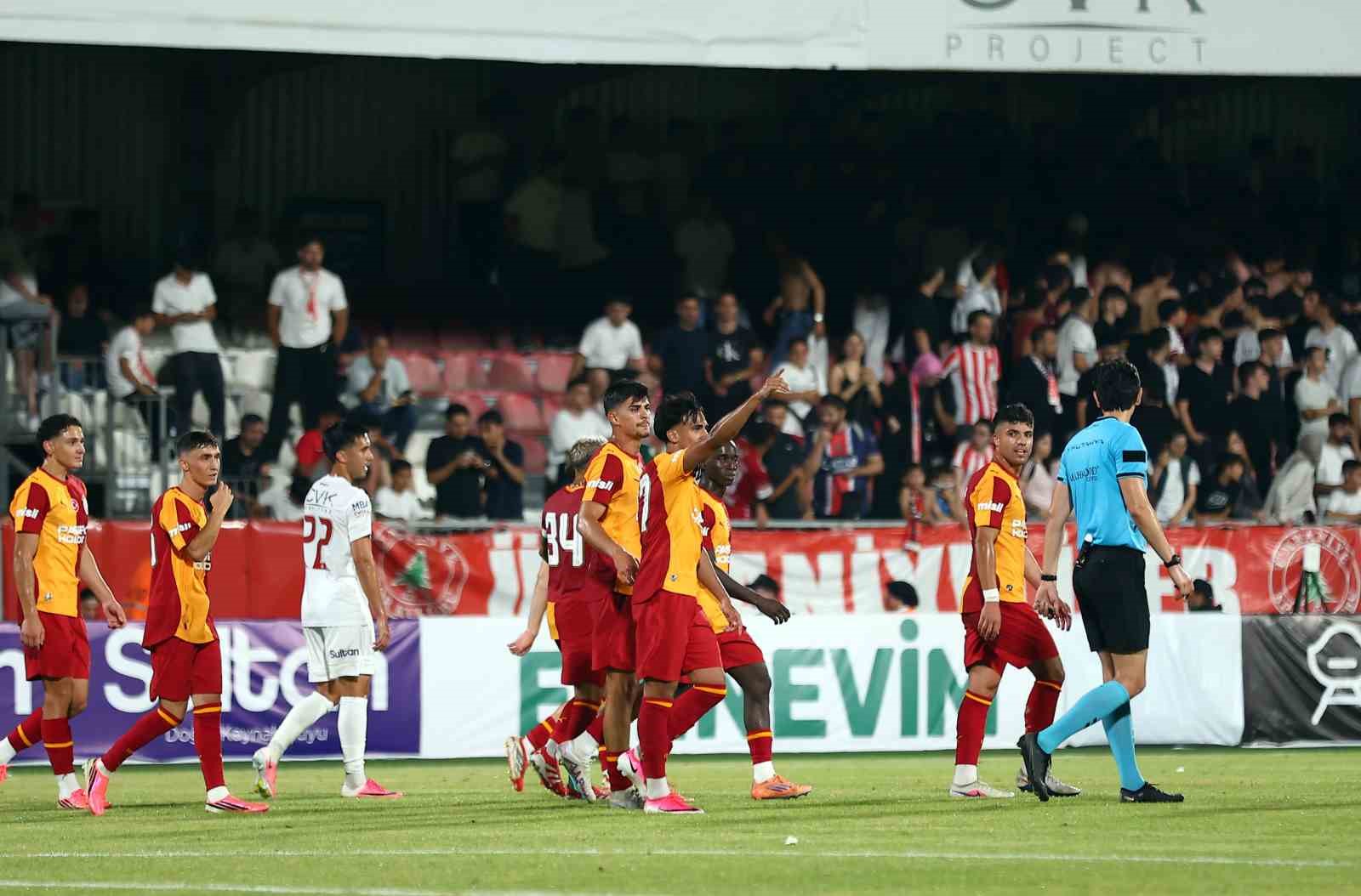 Galatasaray ilk hazırlık maçını farklı kazandı