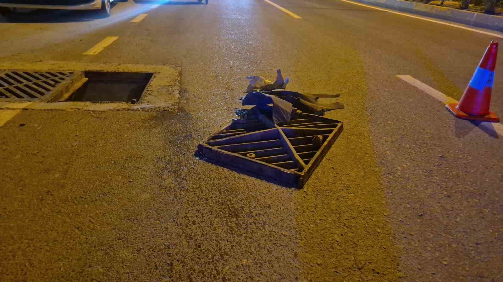 Faciadan dönüldü: Açık rögar kapağına çarpan otomobil metrelerce sürüklendi