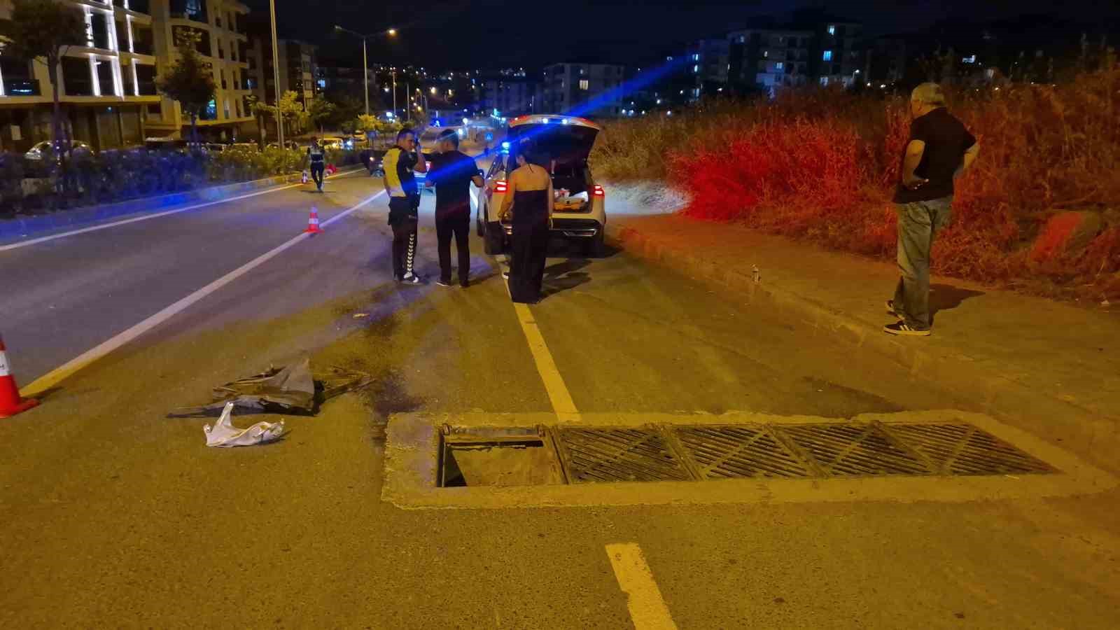 Faciadan dönüldü: Açık rögar kapağına çarpan otomobil metrelerce sürüklendi