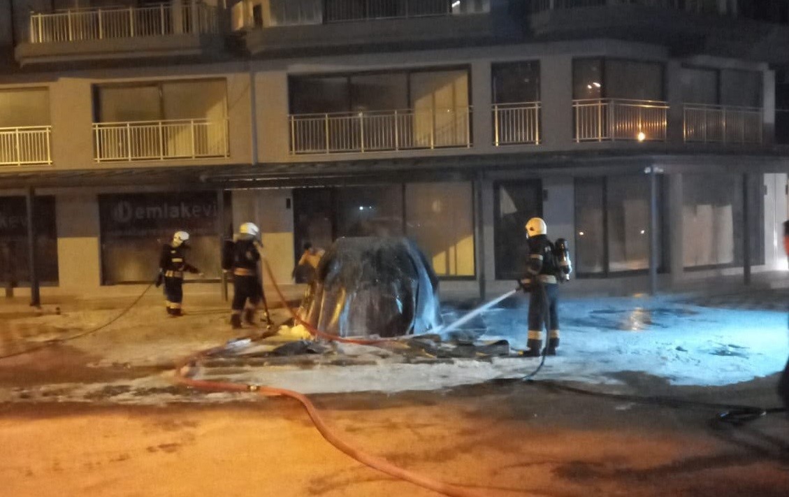 Dalaman’da park halindeki elektrikli araç alev alev yandı