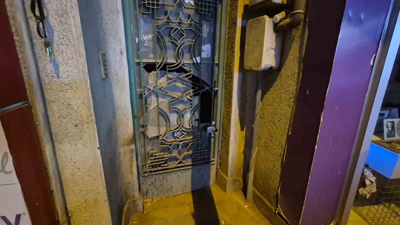 Binanın camını kıran şüpheliyi çevre esnafı yakaladı