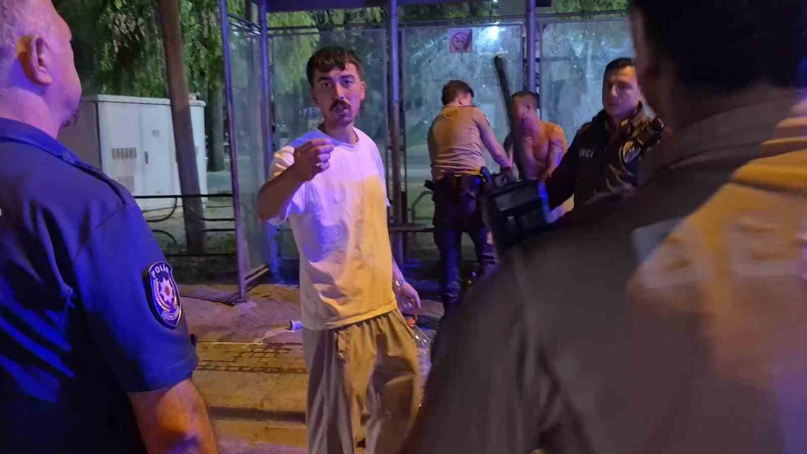 Polis ekiplerine zorluk çıkartan alkollü sürücü kafasını otobüs durağına vurdu: "Yanıyorum, su verin. Ben teslim olmaya geldim"