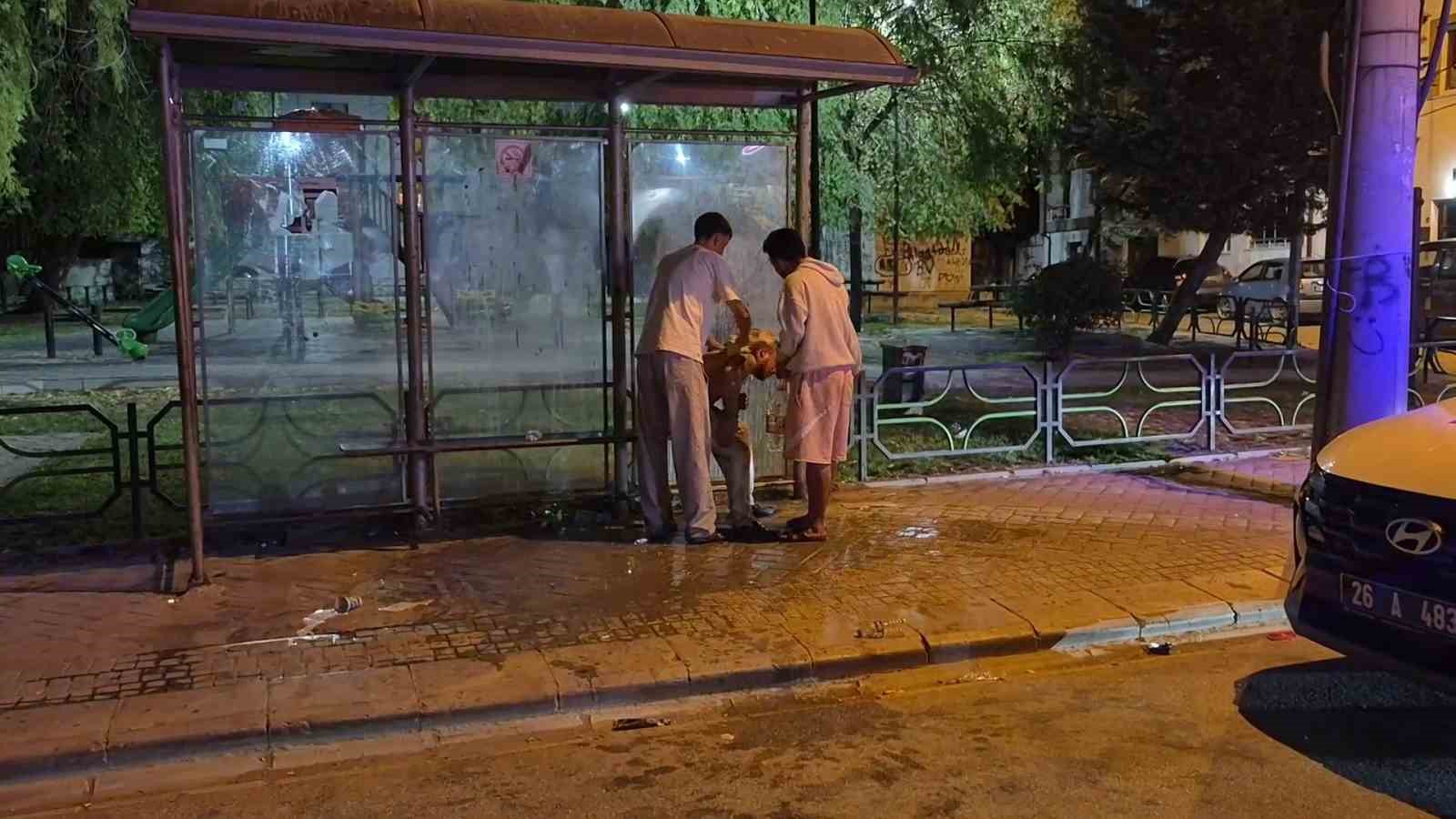 Polis ekiplerine zorluk çıkartan alkollü sürücü kafasını otobüs durağına vurdu: "Yanıyorum, su verin. Ben teslim olmaya geldim"