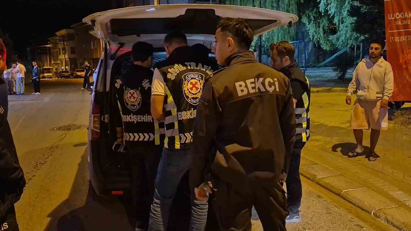 Polis ekiplerine zorluk çıkartan alkollü sürücü kafasını otobüs durağına vurdu: "Yanıyorum, su verin. Ben teslim olmaya geldim"