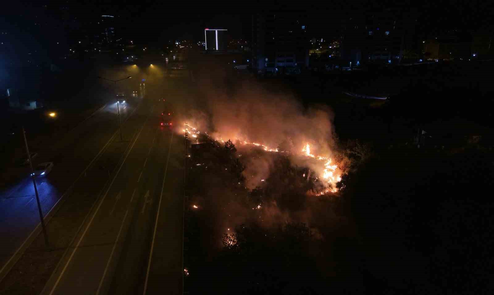 Kara yolu kenarındaki yangın evlere ulaşmadan söndürüldü