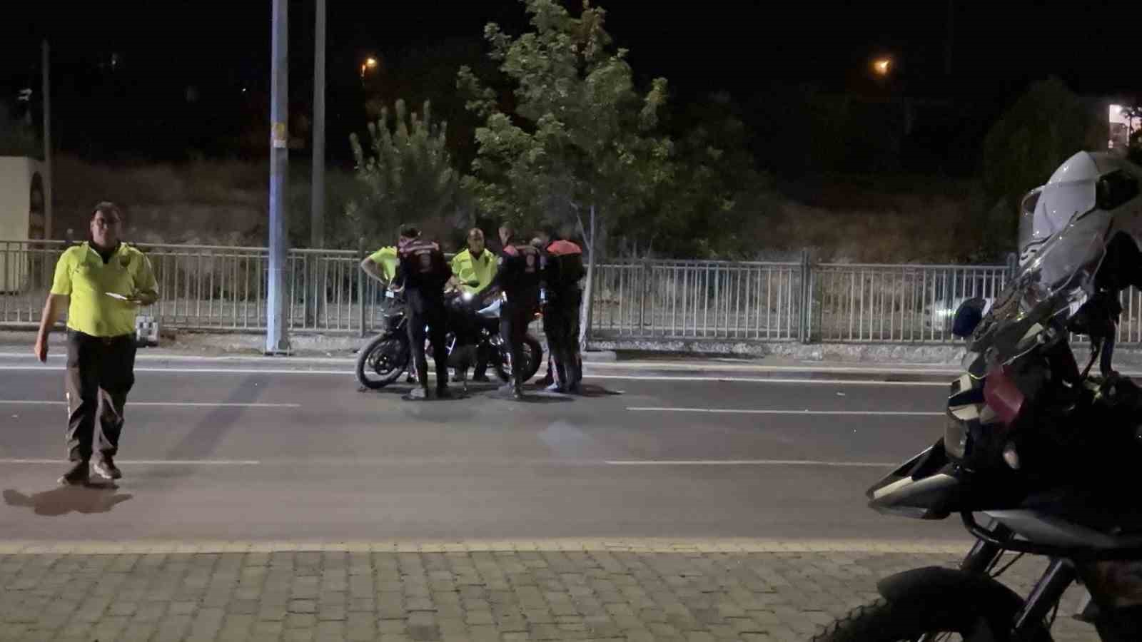 Kontrolü kaybolan motosikletli polis direğe çarptı: 1 yaralı