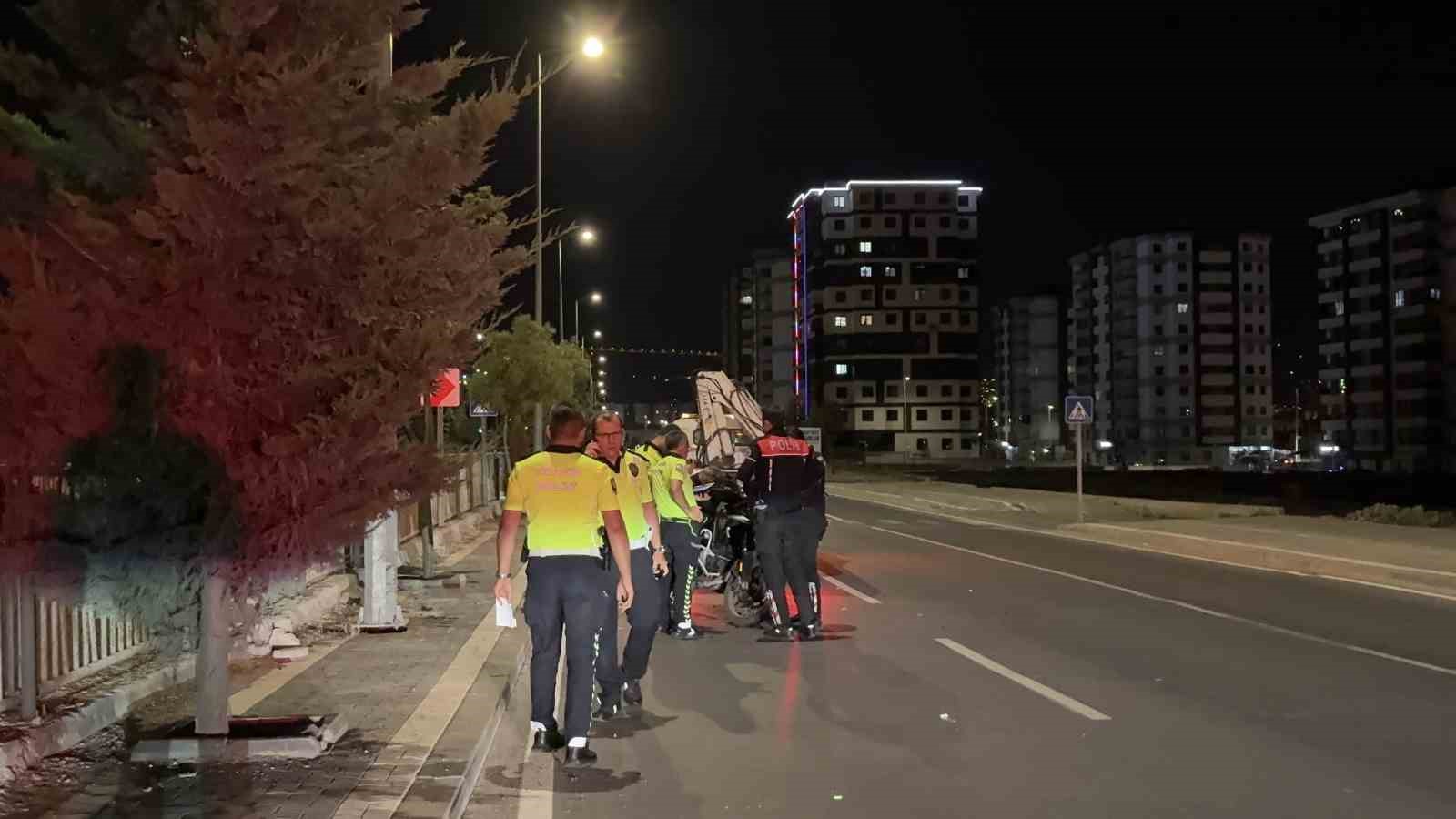 Kontrolü kaybolan motosikletli polis direğe çarptı: 1 yaralı