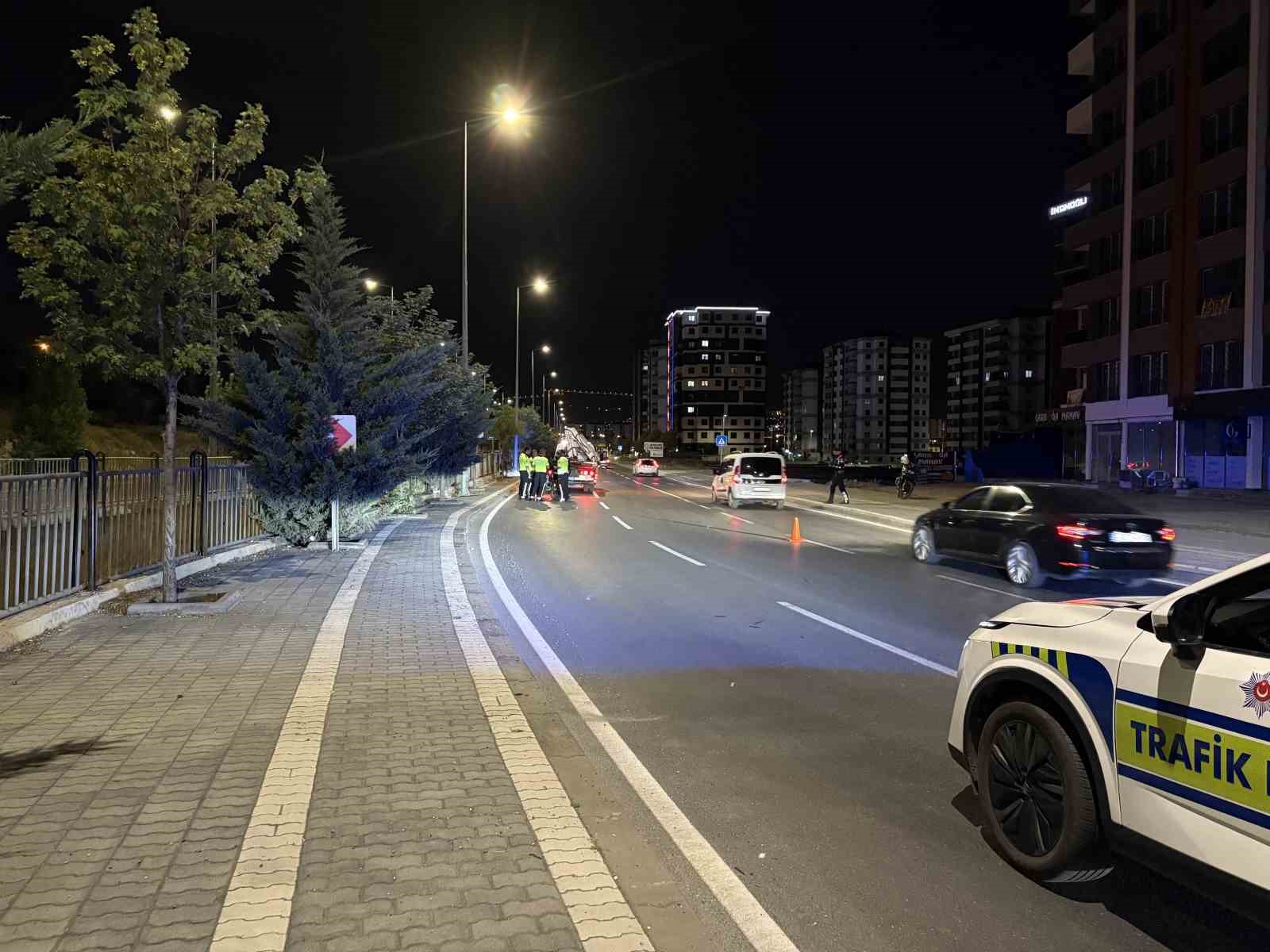 Kontrolü kaybolan motosikletli polis direğe çarptı: 1 yaralı