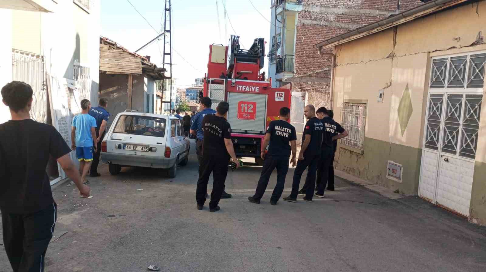 Depremde iki katlı müstakil evde kısmi göçük