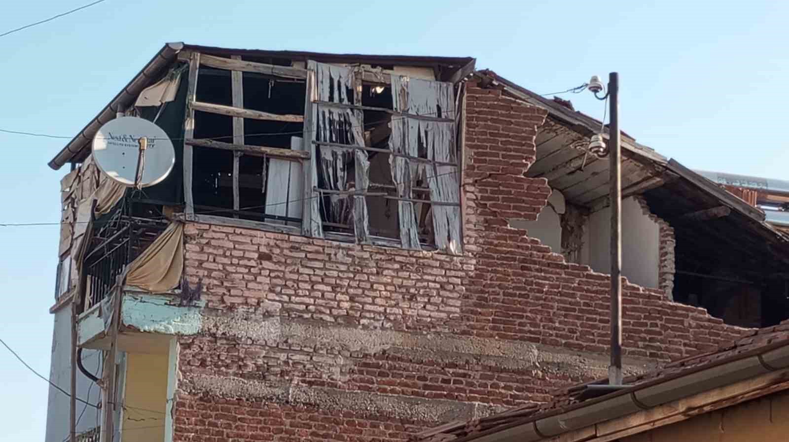 Depremde iki katlı müstakil evde kısmi göçük