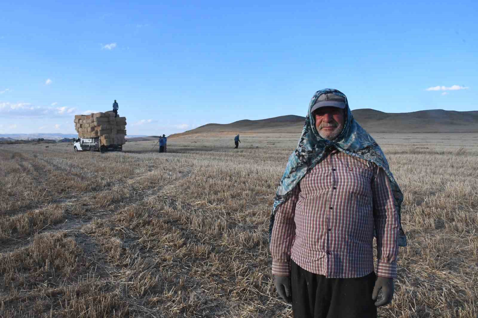 Hasat sonrası balya mesaisi başladı: Günlük kazanç 7 bin lirayı buluyor