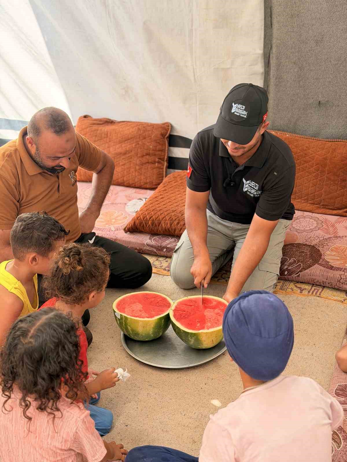 Yedi Başak, Gazze’de yaz şenliği düzenledi, halka karpuz dağıttı