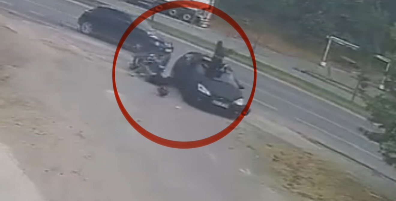 Motosikletin otomobile çarpma anı kamerada: 2 yaralı