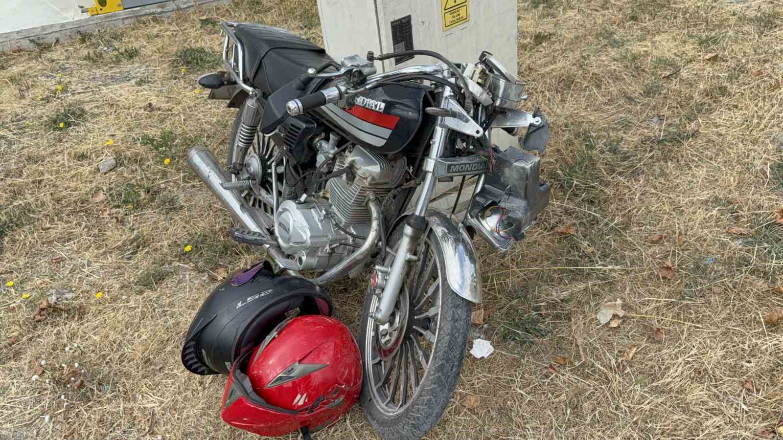Motosikletin otomobile çarpma anı kamerada: 2 yaralı
