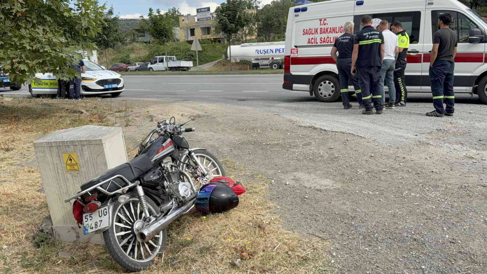 Motosikletin otomobile çarpma anı kamerada: 2 yaralı