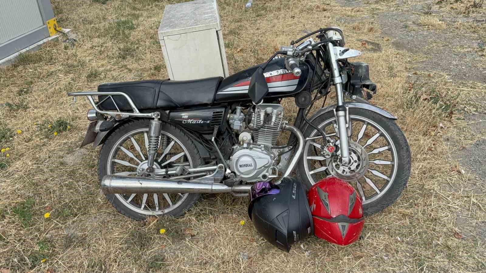 Motosikletin otomobile çarpma anı kamerada: 2 yaralı
